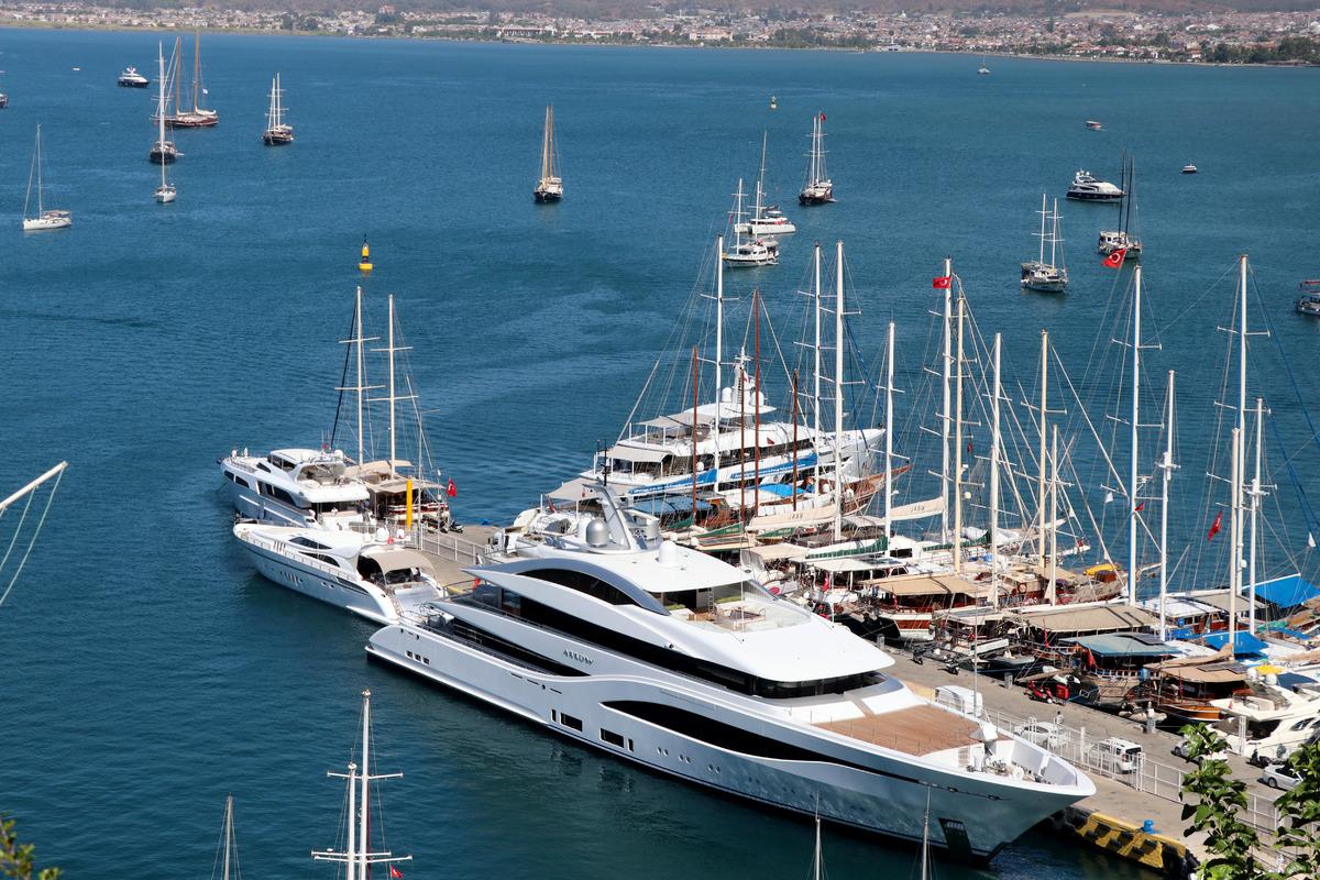 Mega yat "Arrow" yakıt ikmali i&ccedil;in Fethiye'ye geldi