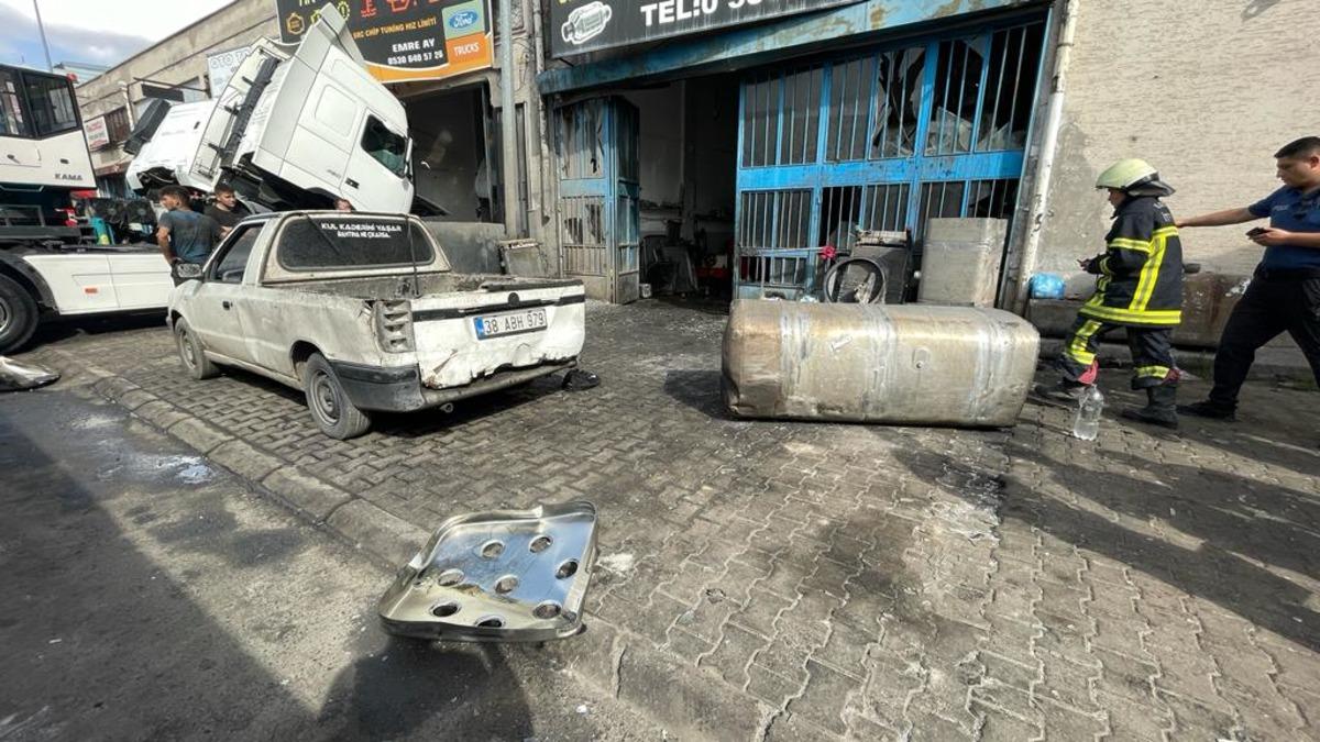 Kayseri'de kamyonun yakıt deposunun patlaması sonucu 4 kişi yaralandı
