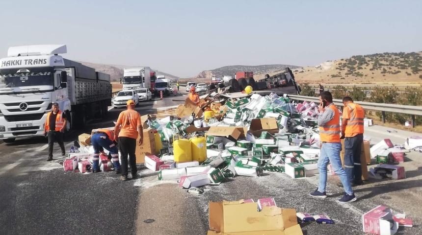 Gaziantep'te devrilen tırın sürücüsü yaralandı