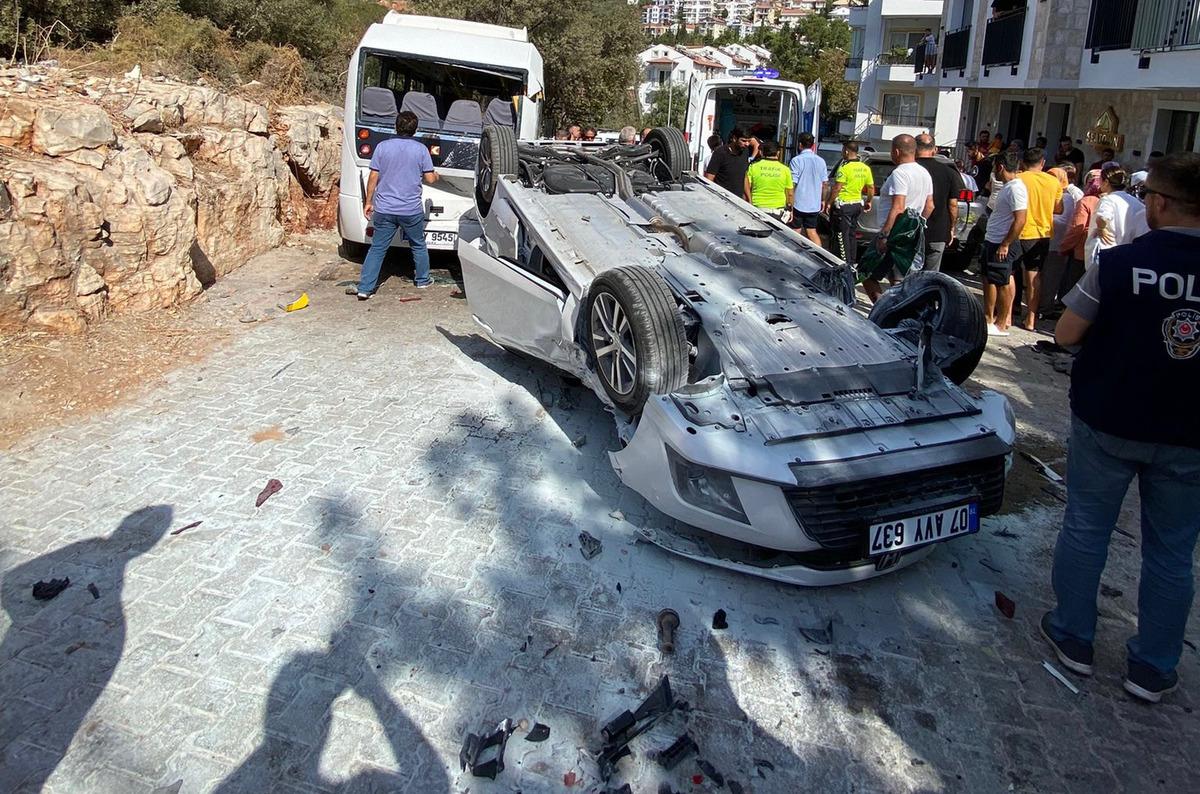 Antalya'da 3 araca &ccedil;arparak takla atan otomobildeki 2 kişi yaralandı
