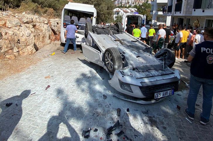 Antalya'da 3 araca çarparak takla atan otomobildeki 2 kişi yaralandı G1