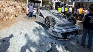 Antalya'da 3 araca çarparak takla atan otomobildeki 2 kişi yaralandı