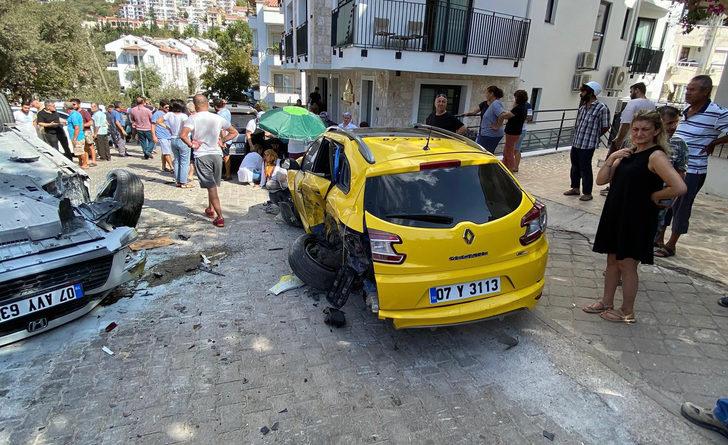 Antalya'da 3 araca çarparak takla atan otomobildeki 2 kişi yaralandı G2