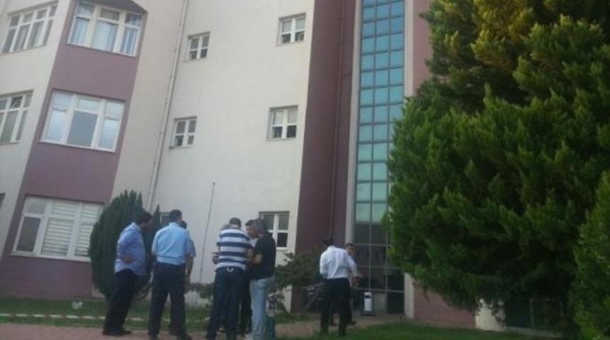 Y&uuml;ksekokul M&uuml;d&uuml;r&uuml;, rekt&ouml;rl&uuml;k binasından atladı