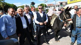 DÜZELTME - Çanakkale'de güreş ağası katırla getirdiği 1 milyon 17 bin lirayı belediye başkanına teslim etti başlıklı haberimizin 3. paragrafında Metin Semerci'nin sehven Lapseki Belediye Başkanı olarak yazılan unvanı Çardak Belediye Başkanı olarak düzel