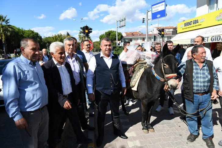 Çanakkale'de güreş ağası katırla getirdiği 1 milyon 17 bin lirayı belediye başkanına teslim etti G2