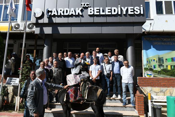 Çanakkale'de güreş ağası katırla getirdiği 1 milyon 17 bin lirayı belediye başkanına teslim etti G3