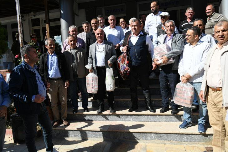 Çanakkale'de güreş ağası katırla getirdiği 1 milyon 17 bin lirayı belediye başkanına teslim etti G4