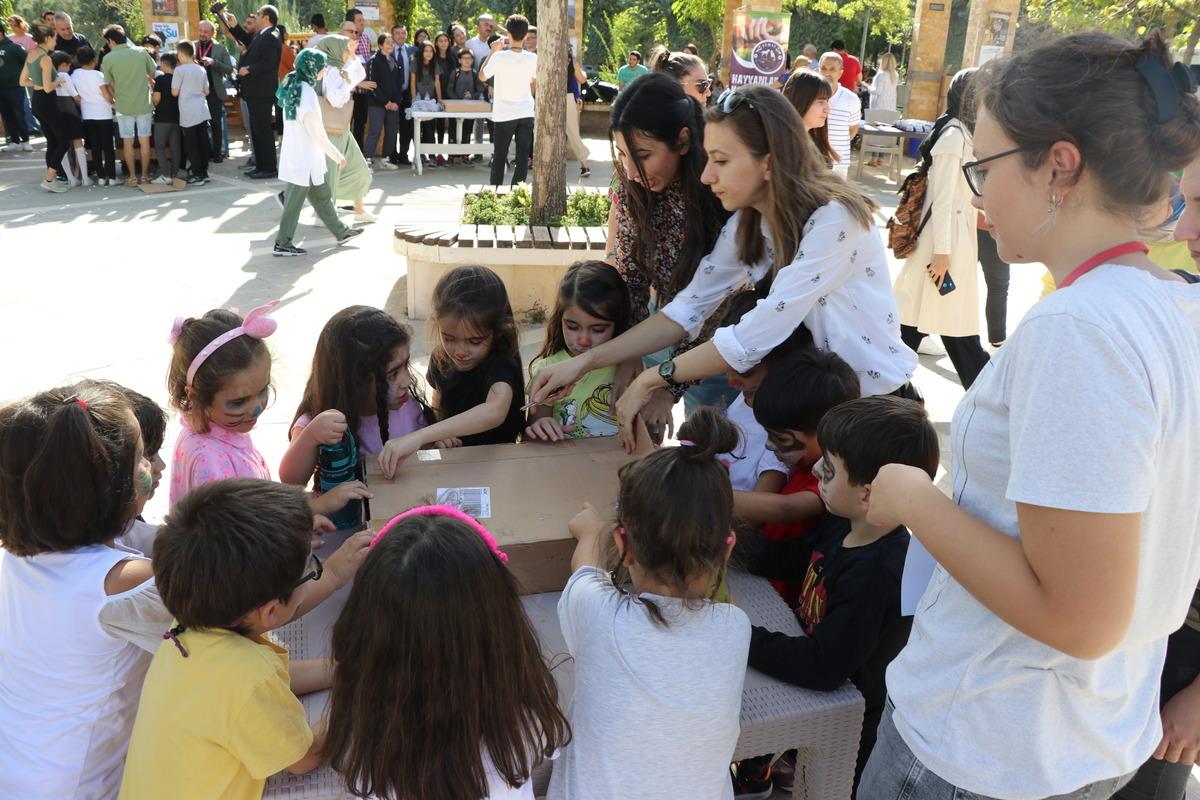 Elazığ'da ilkokul ve &uuml;niversite &ouml;ğrencileri sahipsiz hayvanlar i&ccedil;in yuva yaptı