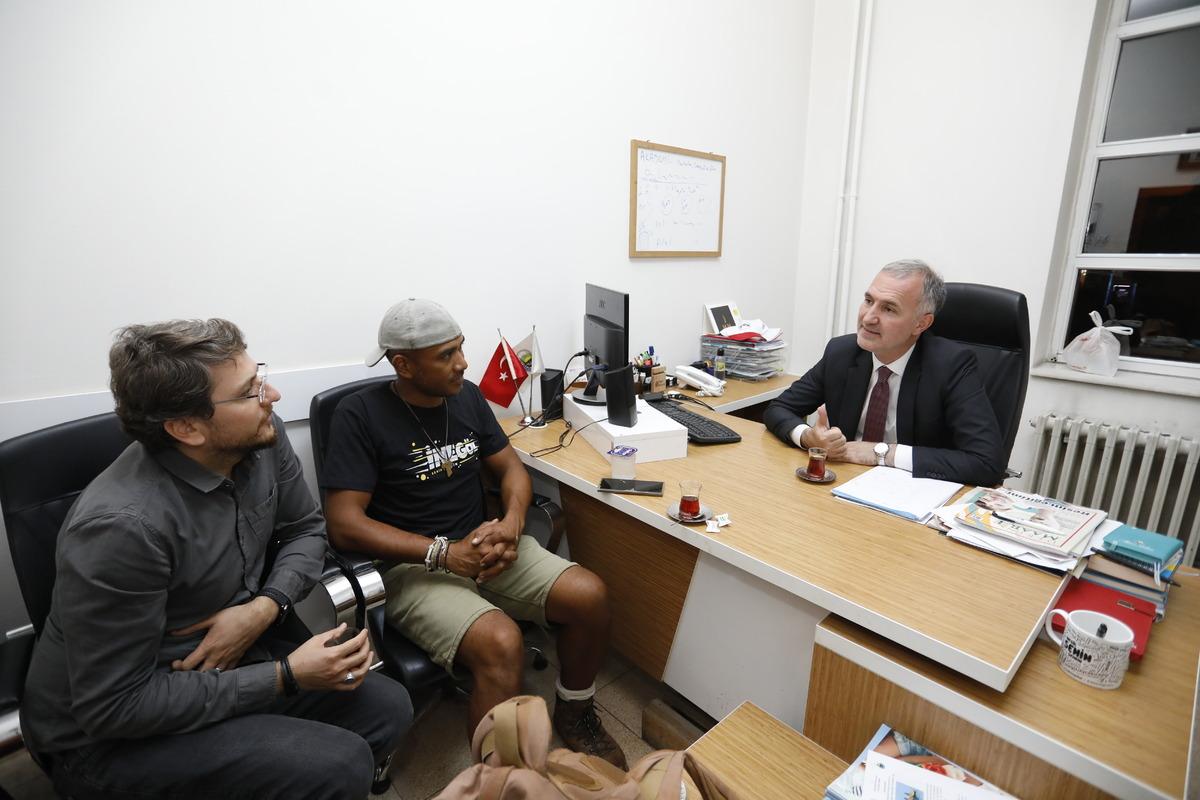Y&uuml;r&uuml;yerek Kud&uuml;s'e ulaşmak &uuml;zere yola &ccedil;ıkan İtalyan Luis Joyaux Bursa&rsquo;da mola verdi