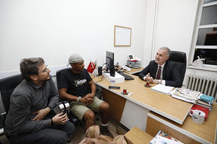 Yürüyerek Kudüs'e ulaşmak üzere yola çıkan İtalyan Luis Joyaux Bursa’da mola verdi G1