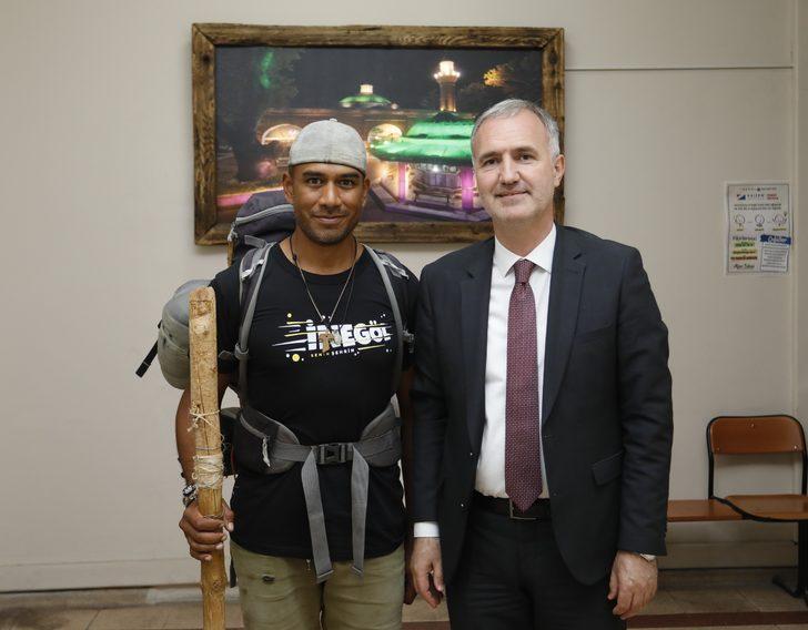 Yürüyerek Kudüs'e ulaşmak üzere yola çıkan İtalyan Luis Joyaux Bursa’da mola verdi G2