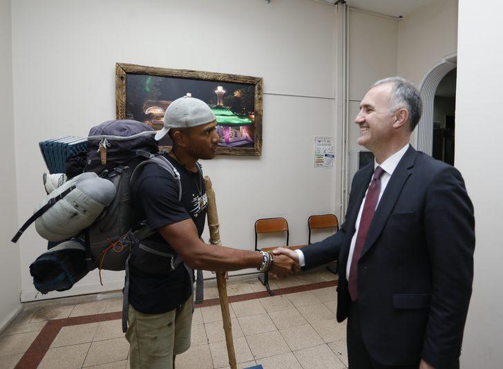 Yürüyerek Kudüs'e ulaşmak üzere yola çıkan İtalyan Luis Joyaux Bursa’da mola verdi G3