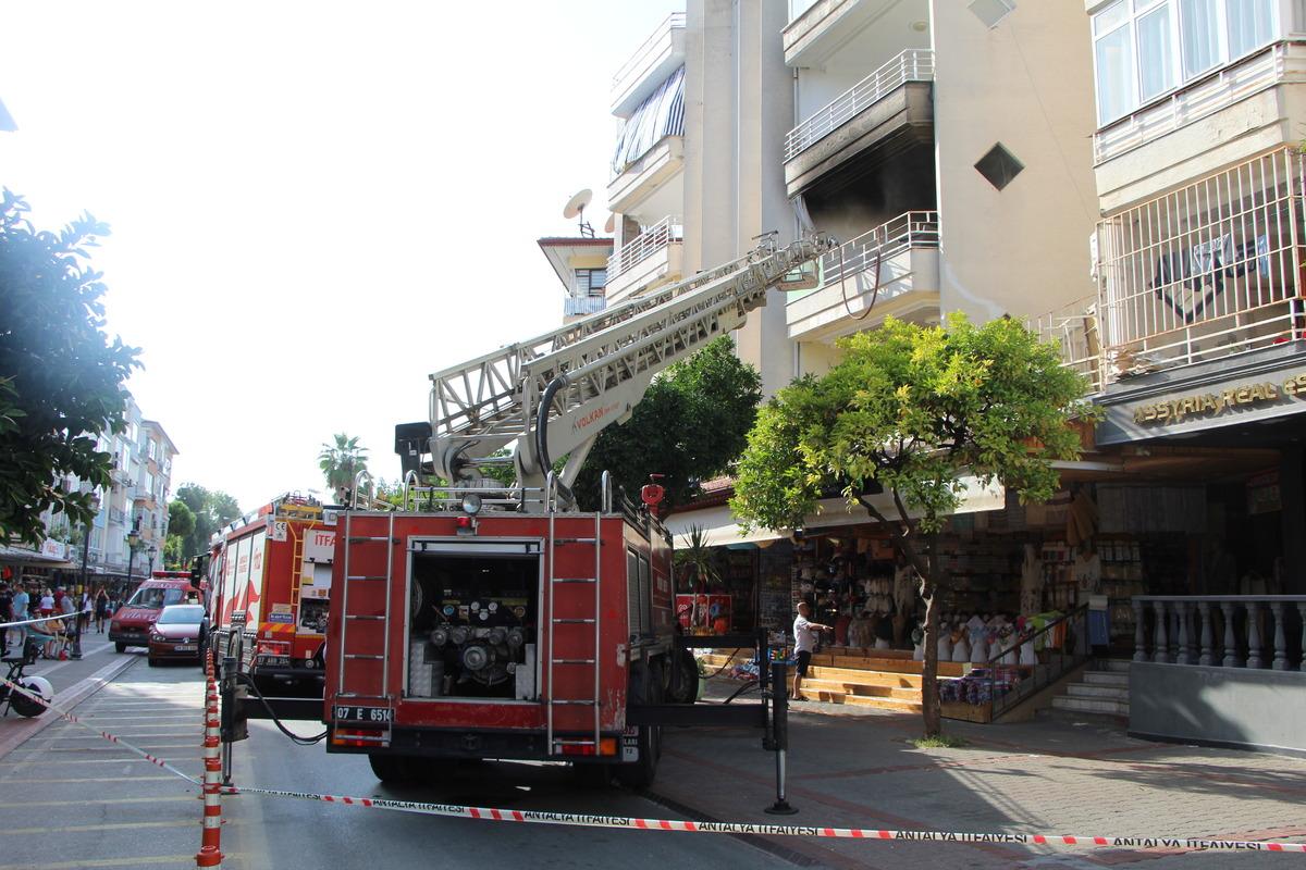 Alanya'da apartman dairesinde &ccedil;ıkan yangın s&ouml;nd&uuml;r&uuml;ld&uuml;