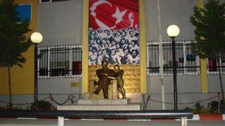 CHP'li vekil: Atatürk'ün fotoğrafı 15 Temmuz afişiyle kapatıldı