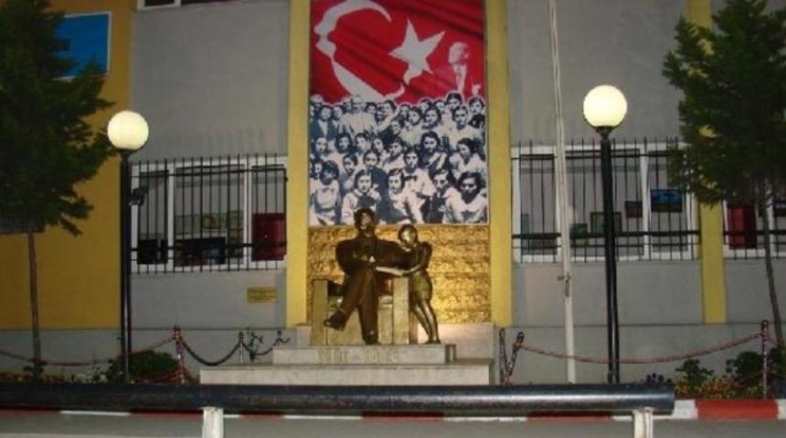 CHP'li vekil: Atatürk'ün fotoğrafı 15 Temmuz afişiyle kapatıldı