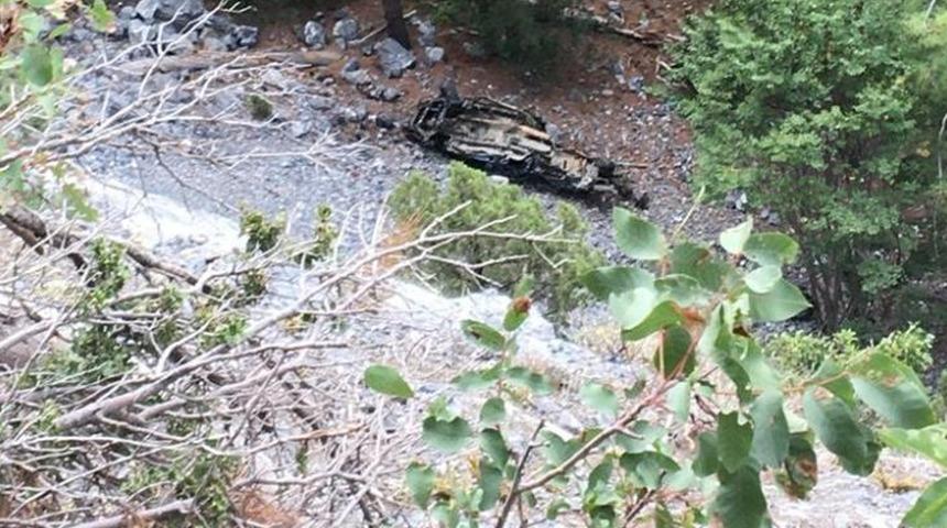 Evli çifti ayıran kaza! Uçuruma yuvarlanan araçtan son anda atladı