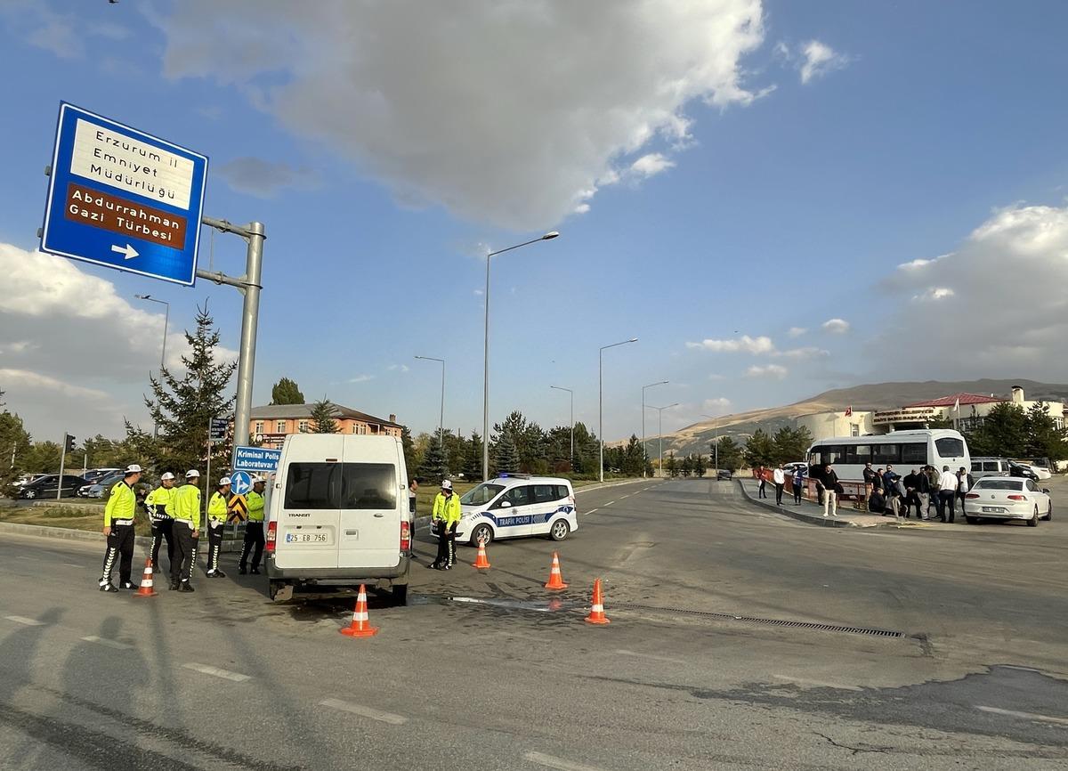 Erzurum'da servis ara&ccedil;ları &ccedil;arpıştı, 6 askeri personel ile 4 &ouml;ğretmen yaralandı