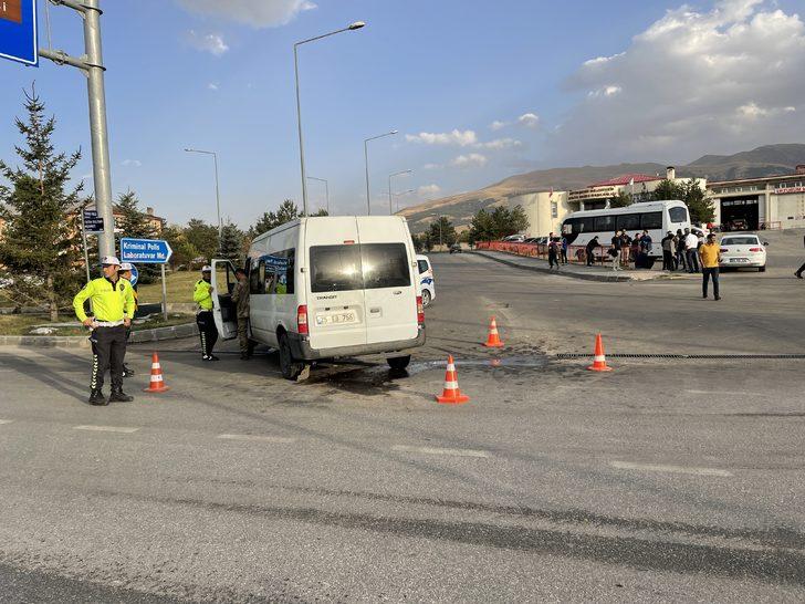 Erzurum'da servis araçları çarpıştı, 6 askeri personel ile 4 öğretmen yaralandı G3