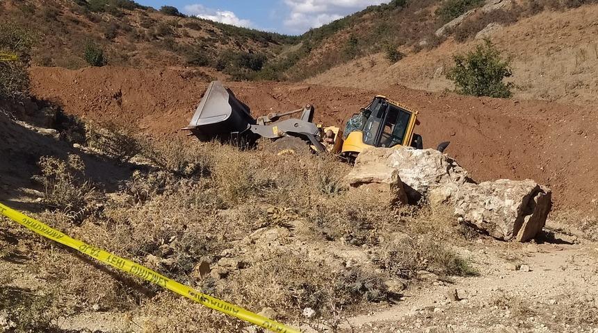 Denizli'de devrilen iş makinesinin altında kalan operatör öldü