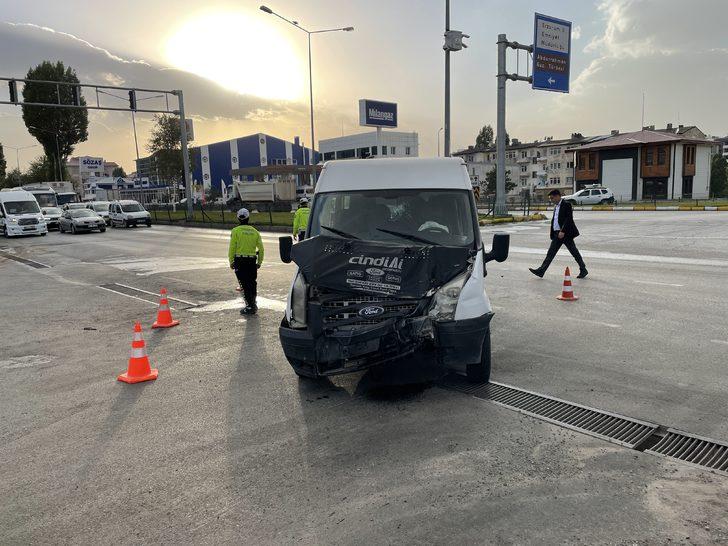 Erzurum'da servis araçları çarpıştı, 6 askeri personel ile 4 öğretmen yaralandı G5