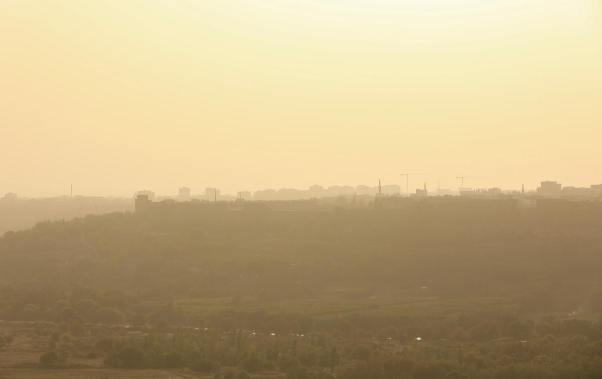 Diyarbakır'da toz taşınımı etkili oldu