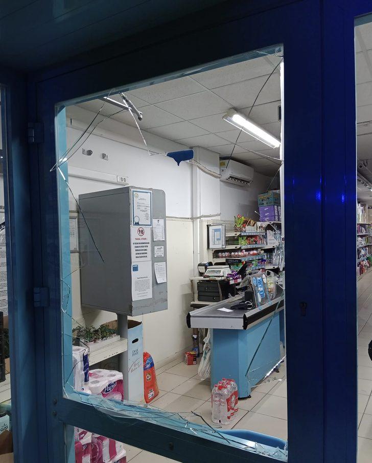 Arkadaşıyla şakalaşırken çarptığı market kapı camı karnına batan genç öldü G1