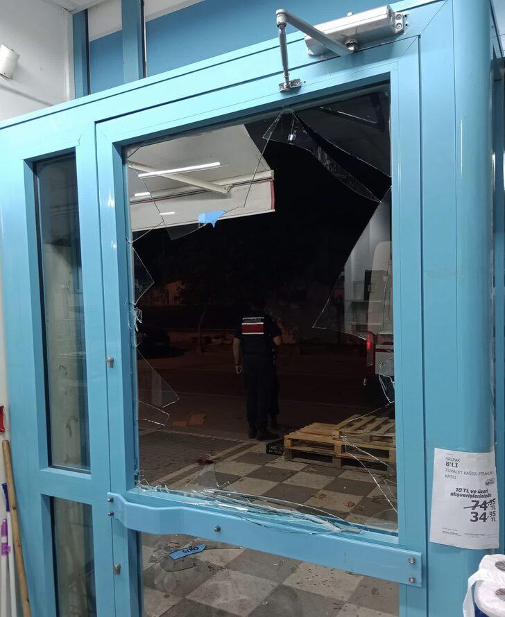 Arkadaşıyla şakalaşırken çarptığı market kapı camı karnına batan genç öldü G2