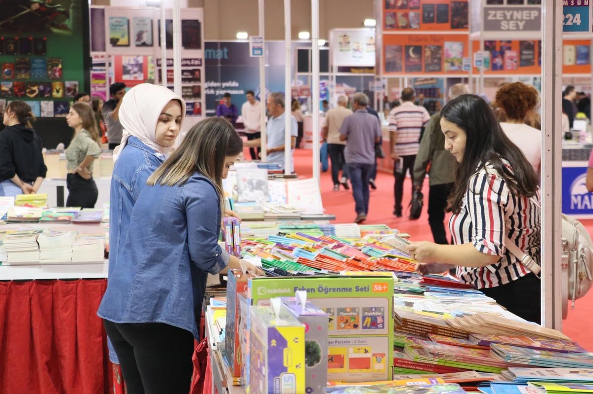Samsun'daki Karadeniz 7. Kitap Fuarı'na &ouml;ğrencilerden yoğun ilgi
