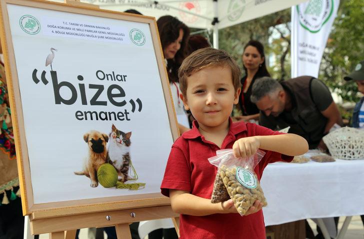 Muğla'da sahipsiz hayvanlar için vatandaşlara mama dağıtıldı G3