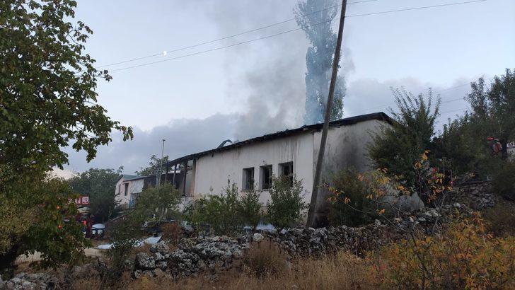 Mersin'de kullanılmayan okul binasında çıkan yangın söndürüldü G2