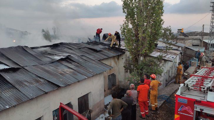 Mersin'de kullanılmayan okul binasında çıkan yangın söndürüldü G3