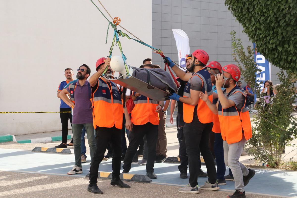 Siirt'te AFAD ekipleri deprem ve yangın tatbikatı ger&ccedil;ekleştirdi