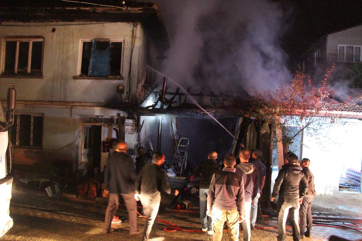 Bilecik'te yangın &ccedil;ıkan binadaki kafes kuşları ve s&uuml;s tavukları telef oldu