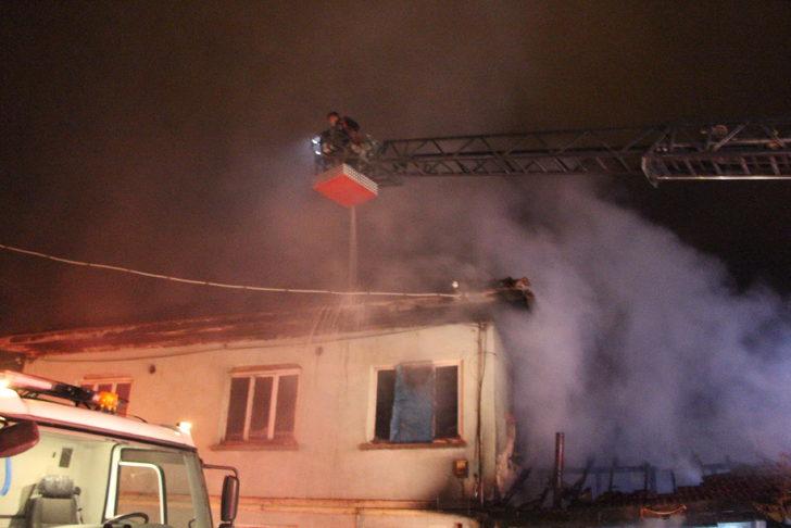 Bilecik'te yangın çıkan binadaki kafes kuşları ve süs tavukları telef oldu G2