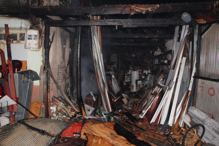 Bilecik'te yangın çıkan binadaki kafes kuşları ve süs tavukları telef oldu G5