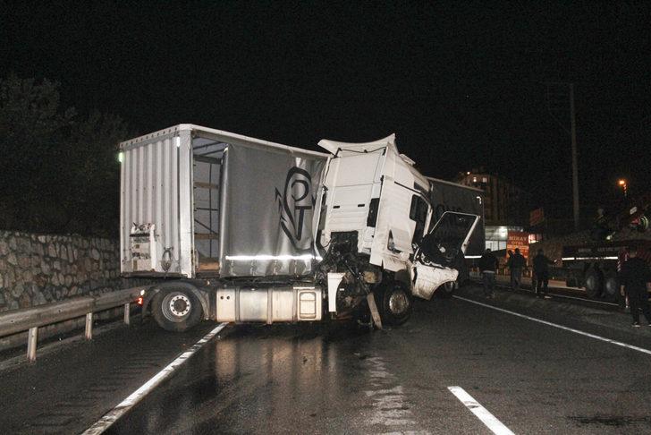 Tosya'da 3 tırın karıştığı kazada 1 kişi yaralandı G3