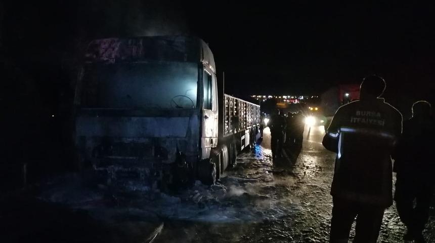Bursa-Ankara kara yolundaki yangında tır kullanılamaz hale geldi