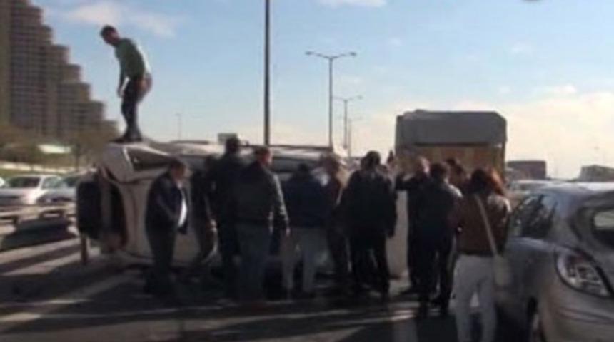 TEM'de zincirleme kaza: 8 ara&ccedil; birbirine girdi