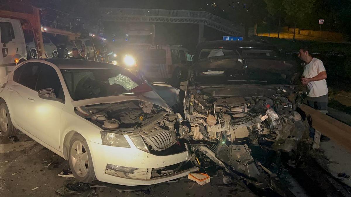 Kocaeli'de 3 aracın karıştığı trafik kazasında 3 kişi yaralandı