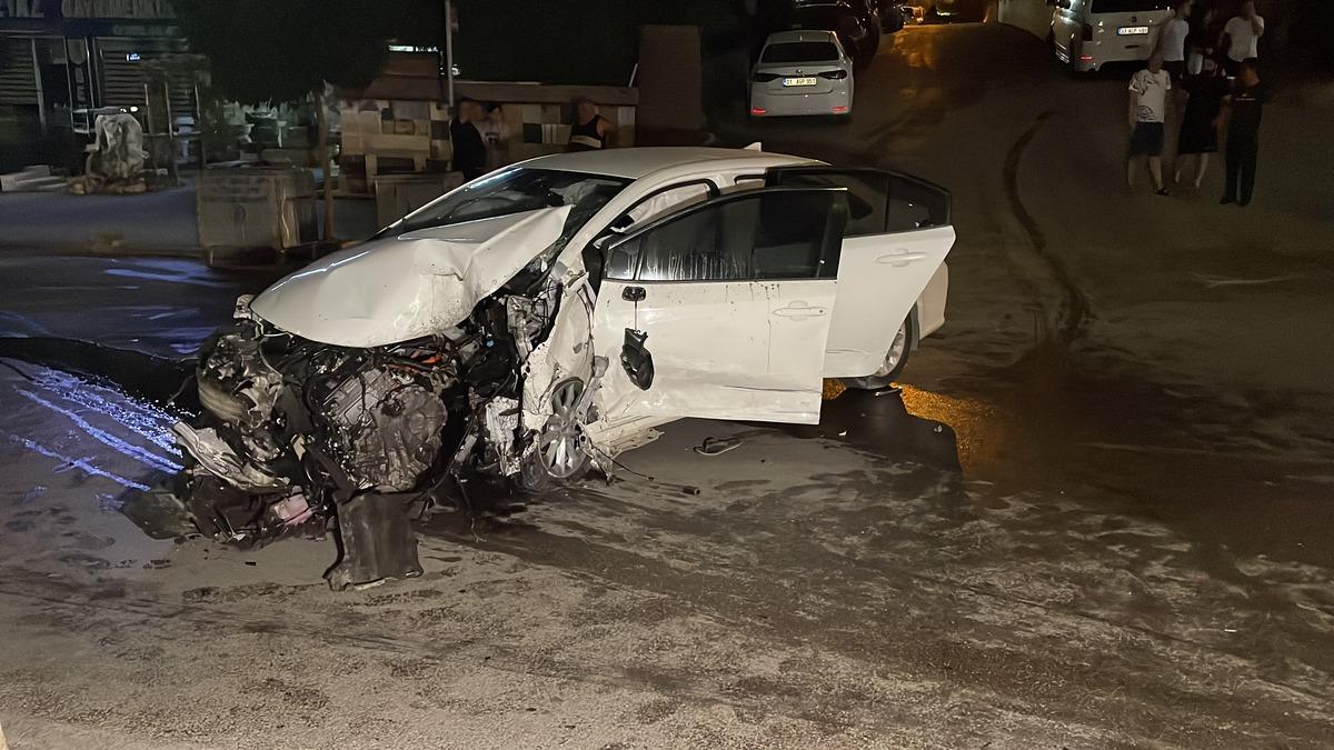 Adana'da ref&uuml;je &ccedil;arpan otomobilin s&uuml;r&uuml;c&uuml;s&uuml; yaralandı