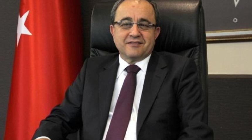 Rektör makamında gözaltına alındı