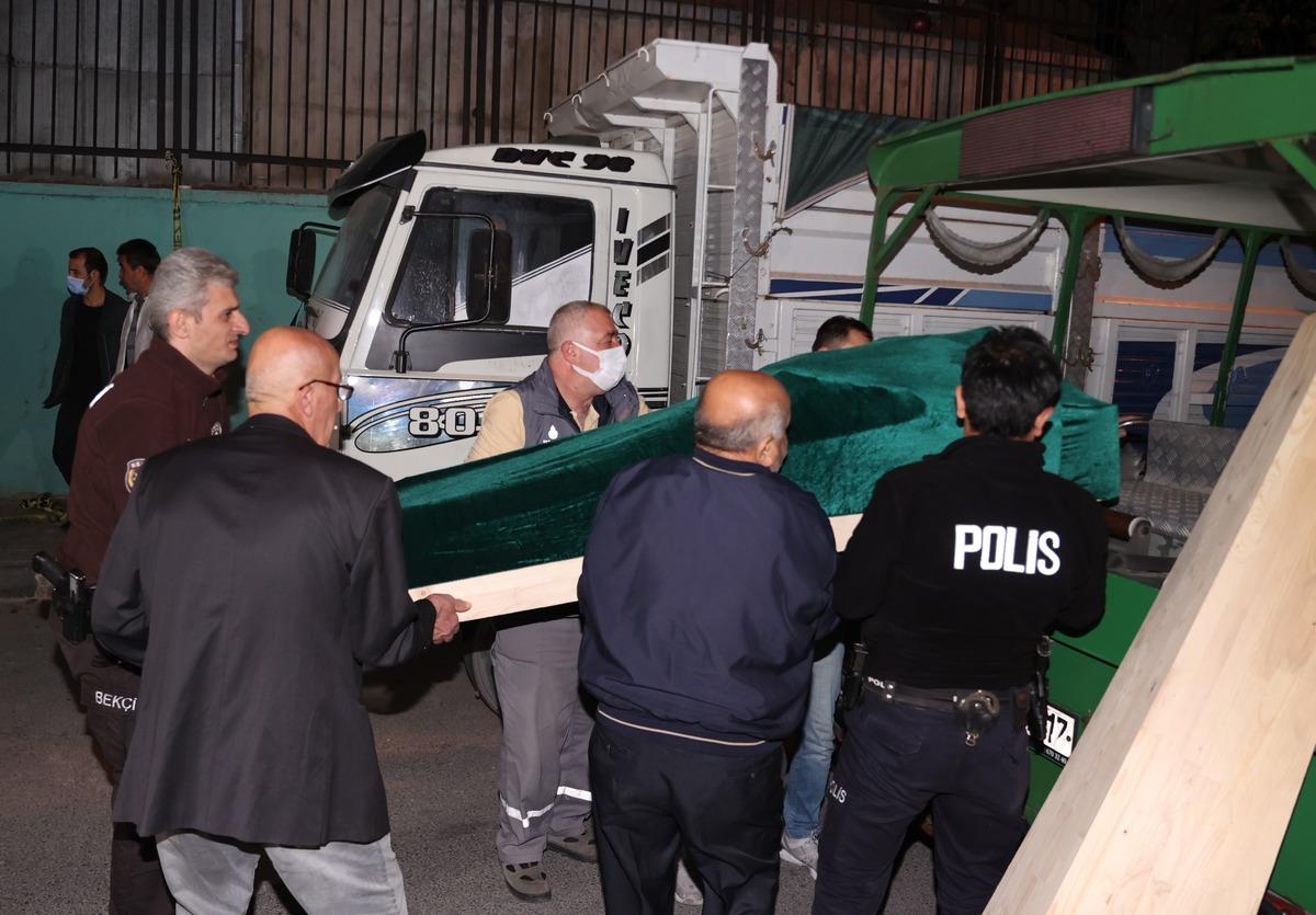 Bayrampaşa'da park halindeki kamyonun i&ccedil;inde bir kişi &ouml;l&uuml; bulundu