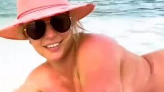 Saçlarını kısacak kestirdi! Britney Spears yine üstsüz...