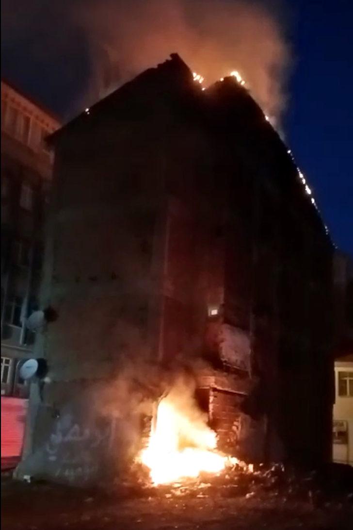 Elazığ'da bir apartmanın çatısında çıkan yangın hasara yol açtı G1