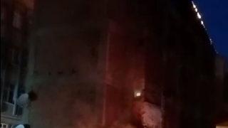 Elazığ'da bir apartmanın çatısında çıkan yangın hasara yol açtı