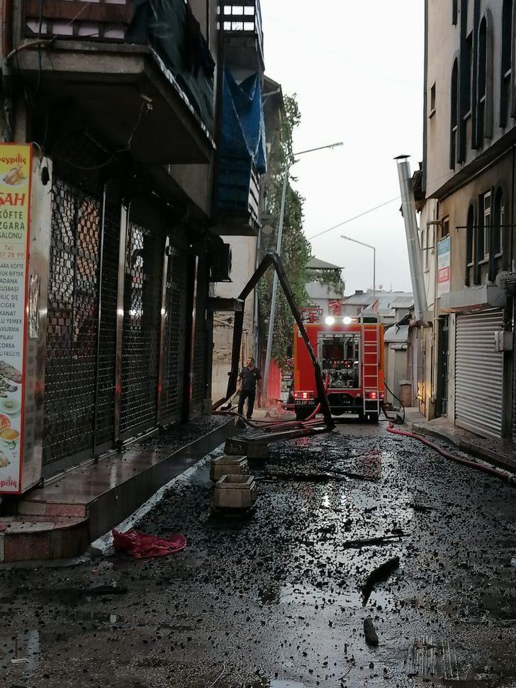 Elazığ'da bir apartmanın çatısında çıkan yangın hasara yol açtı G3