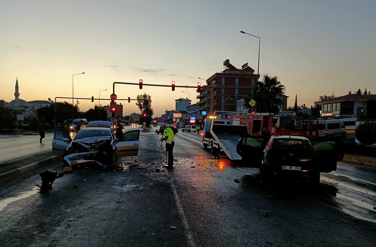 Antalya'da 2 otomobilin &ccedil;arpıştığı kazada, baba &ouml;ld&uuml;, polis memuru oğlu yaralandı
