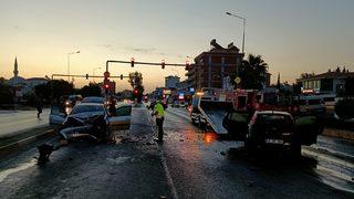 Antalya'da 2 otomobilin çarpıştığı kazada, baba öldü, polis memuru oğlu yaralandı