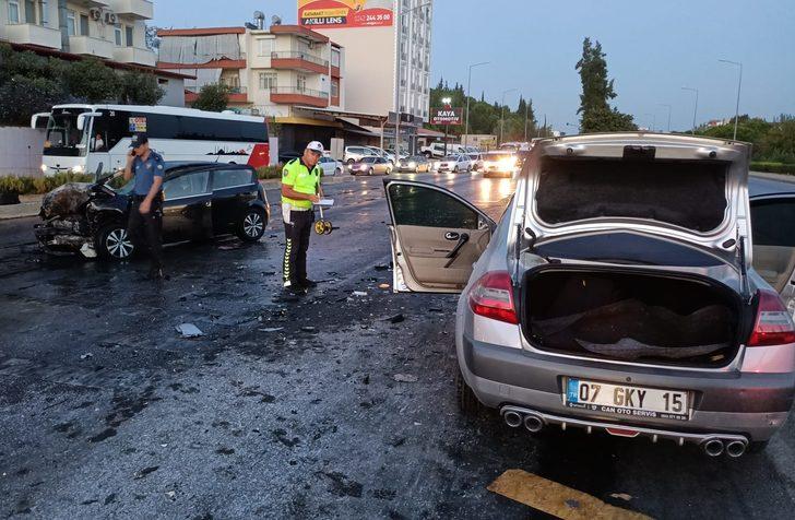 Antalya'da 2 otomobilin çarpıştığı kazada, baba öldü, polis memuru oğlu yaralandı G3